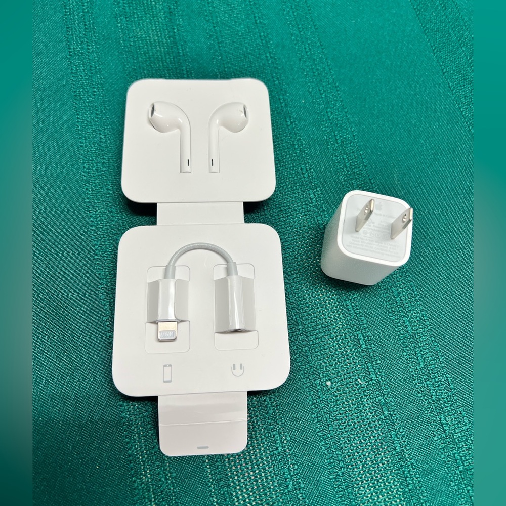 iphone ear buds and aux cable adapter & plug